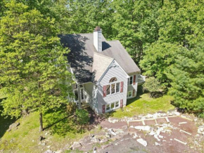 Beautiful Ski & Mountain View Home by the Lake